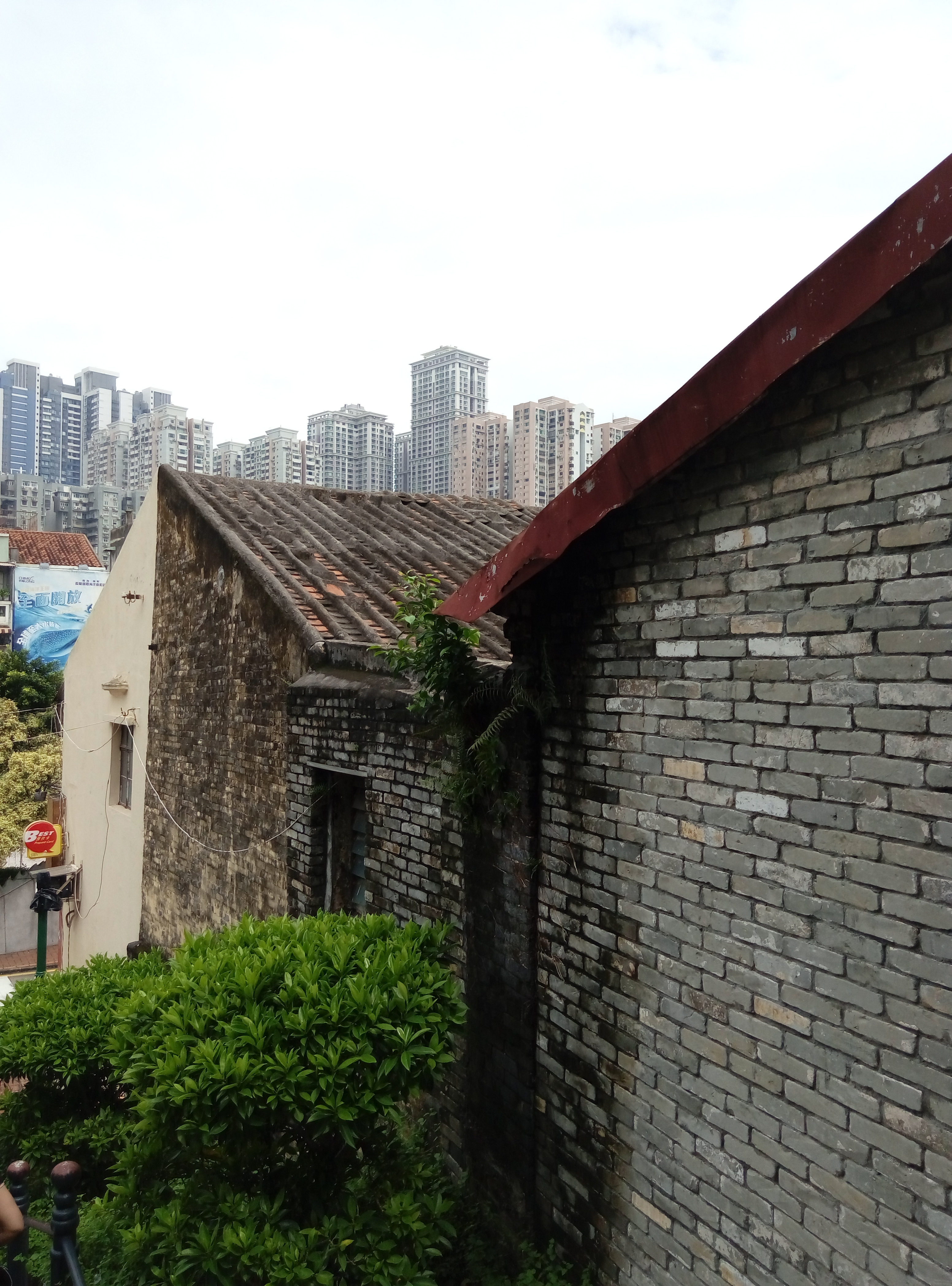 通往官也街的路上